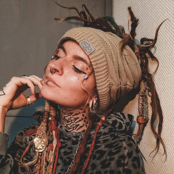 Person wearing a beige CrafterElena Wavy beanie with locs