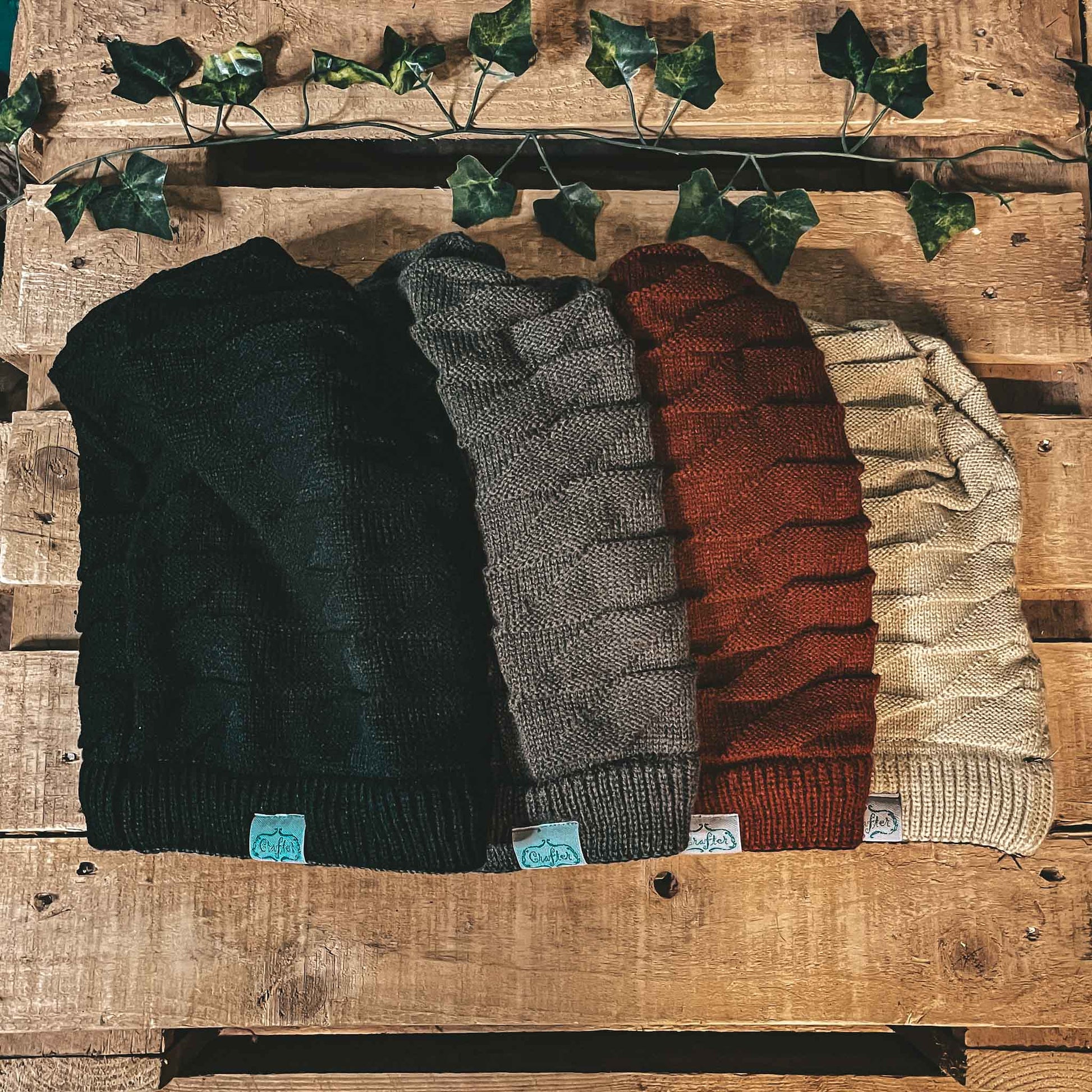 CrafterElena Wavy beanies for locs in black, dark grey, red and beige