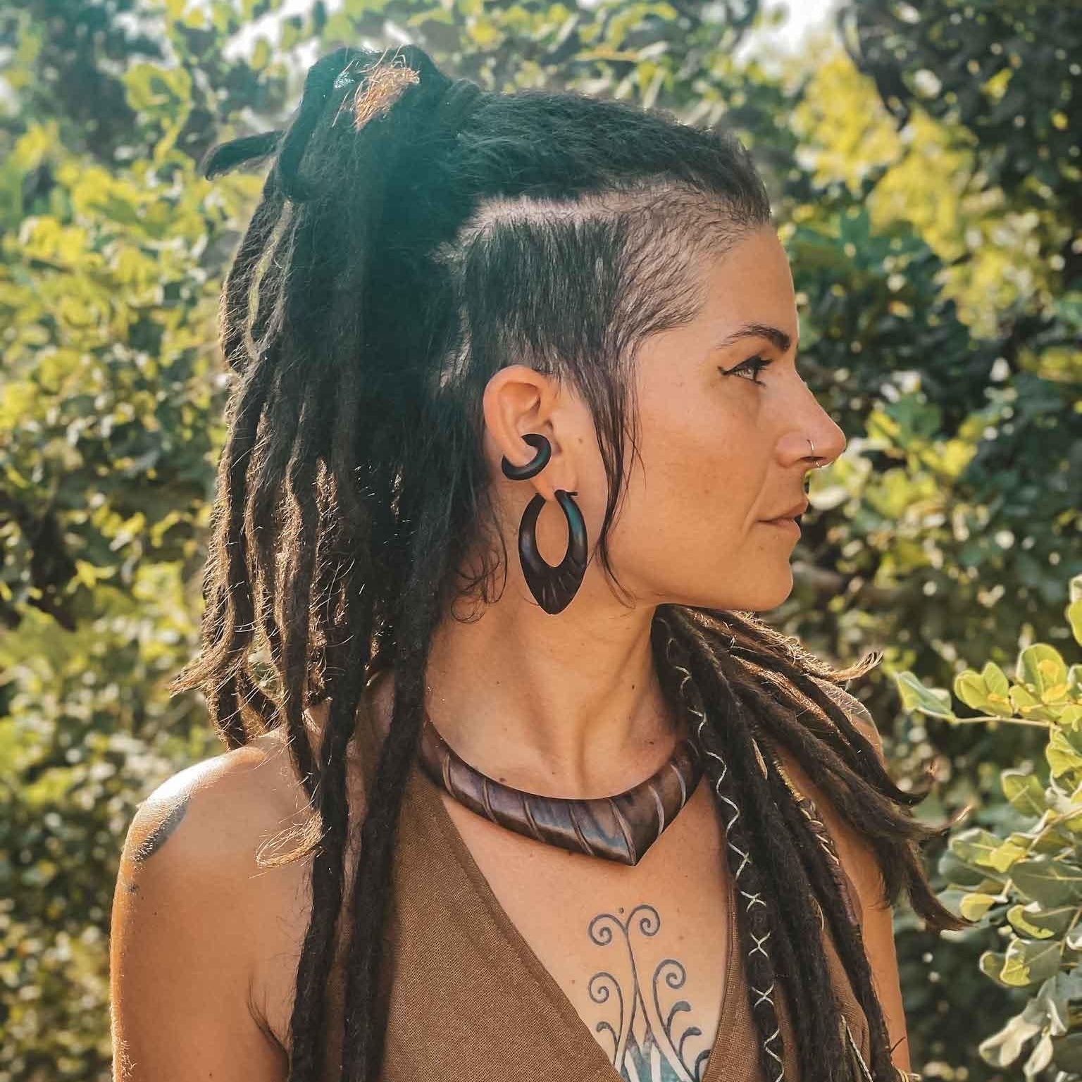 Person wearing the CrafterElena Doukisa Choker made from sono wood